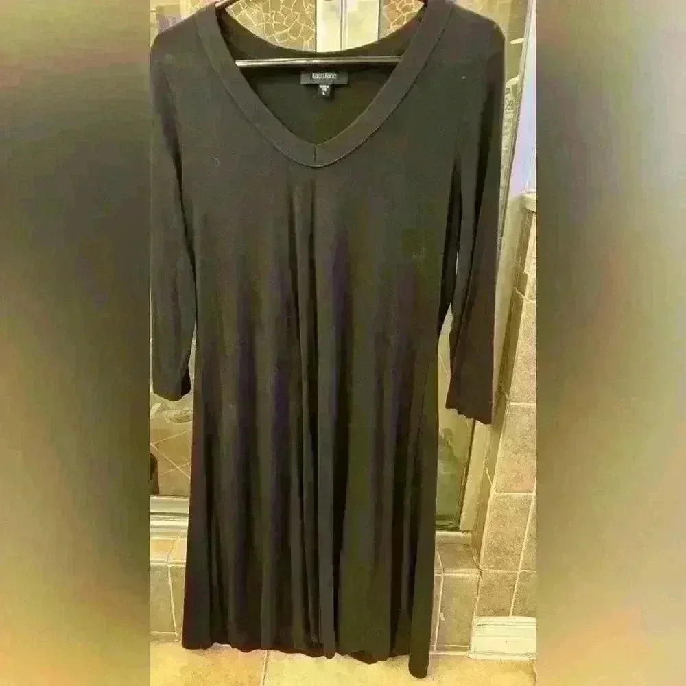 Karen Kane swing dress with slight v neck. Size Large.